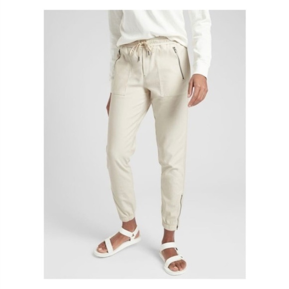 ATHLETA Farallon Stretch Jogger Pant in Putty Size 8 - Picture 2 of 15